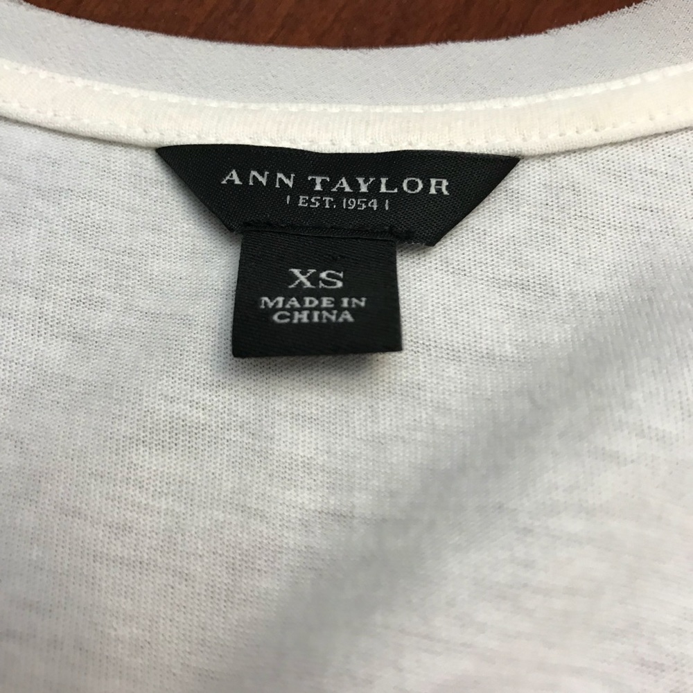 🌷BOGO🌷EUC- Ann Taylor- Sequined Cream Top - Picture 5 of 8